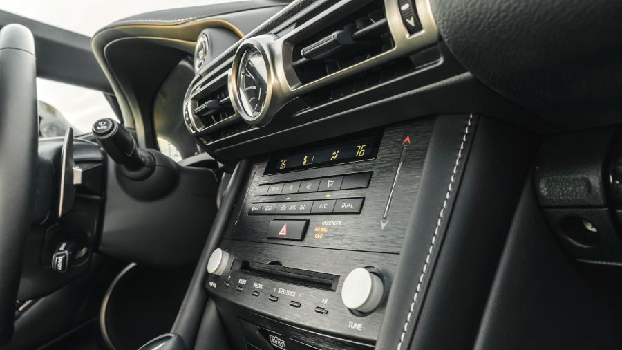 Детали интерьера Lexus RC350 2018 года  (NA) (фото 17 из 21)